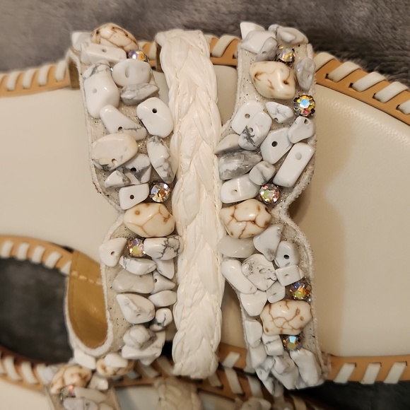 NWOT Vince Camuto Hasyl sandals beige and white fancy flip flopswith real stones - Picture 4 of 11